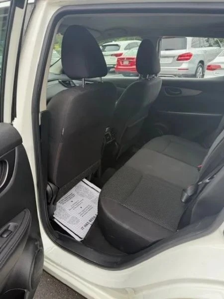 2017 Nissan Rogue - Image 10 of 12