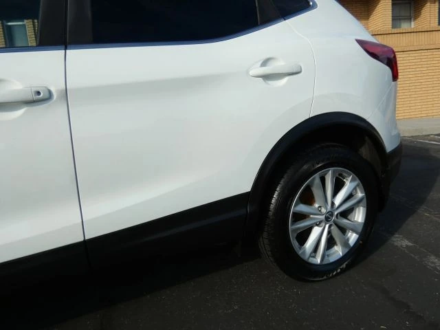 2017 Nissan Rogue - Image 13 of 21