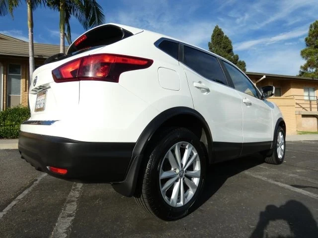 2017 Nissan Rogue - Image 8 of 21