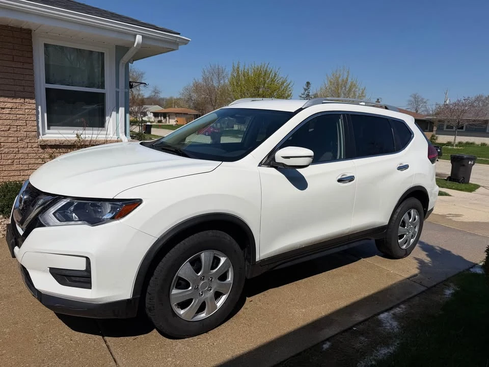 2017 Nissan Rogue - Image 2 of 11