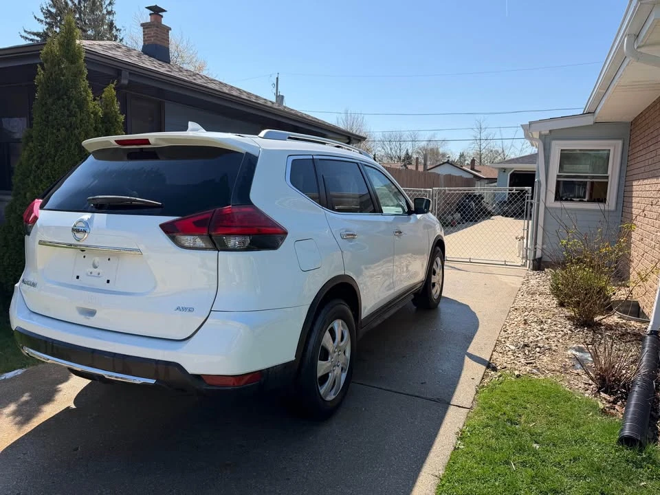 2017 Nissan Rogue - Image 4 of 11