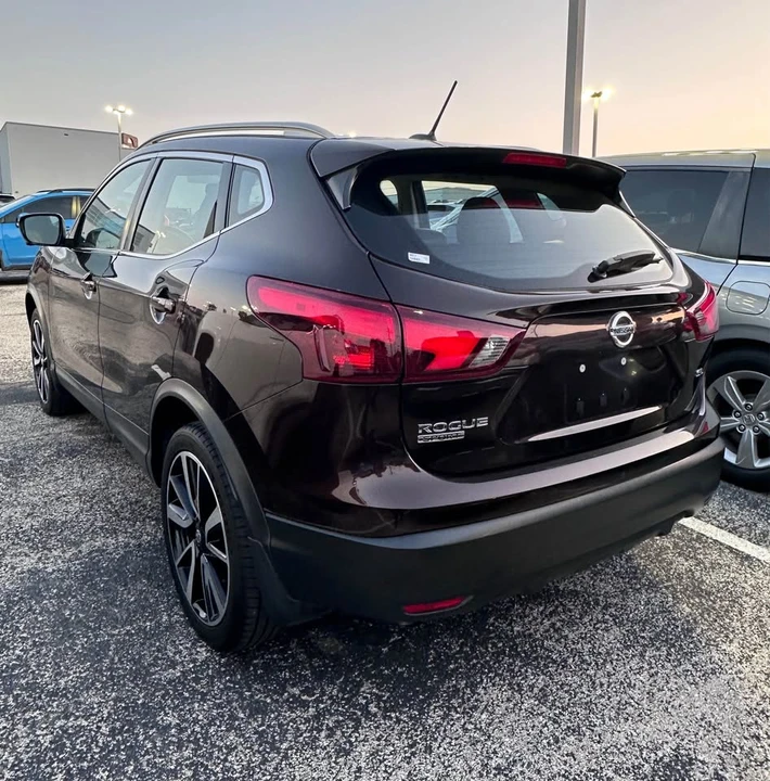 2017 Nissan Rogue - Image 2 of 4