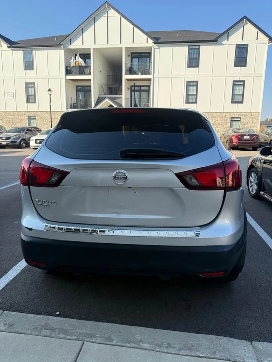 2017 Nissan Rogue - Image 11 of 16