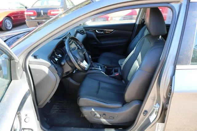 2017 Nissan Rogue - Image 9 of 12