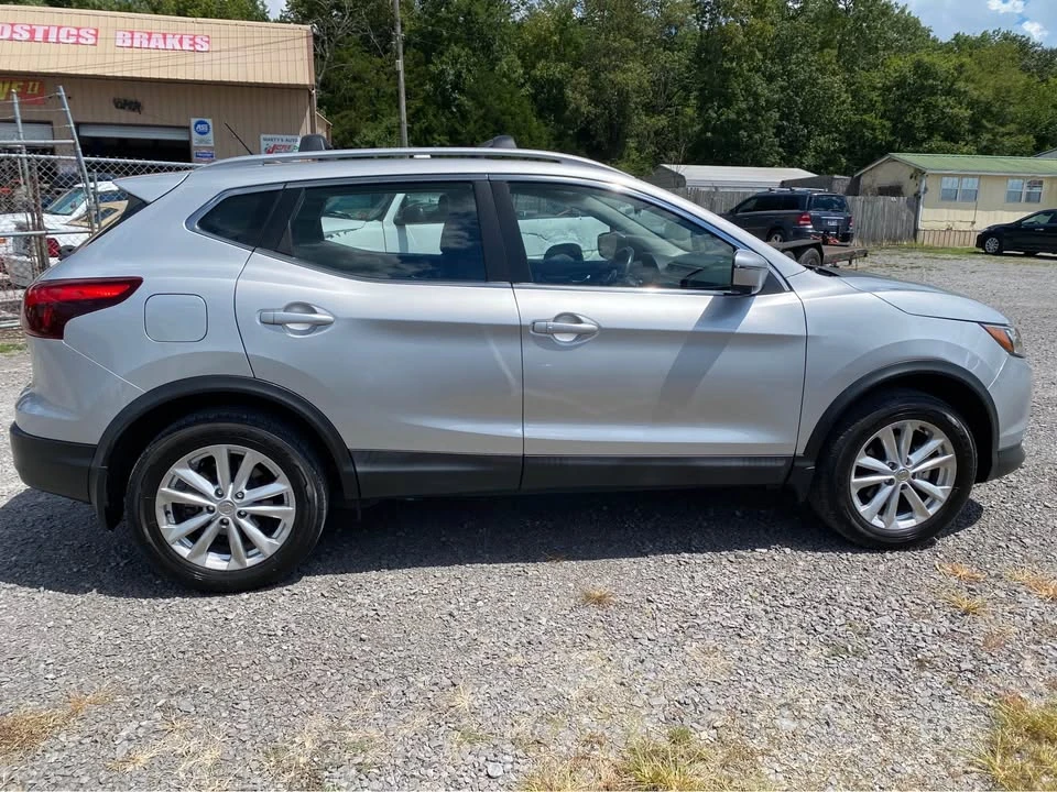 2017 Nissan Rogue - Image 4 of 17
