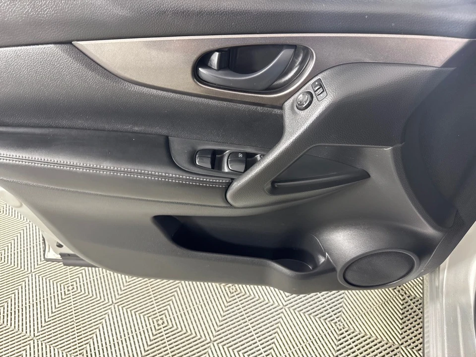 2017 Nissan Rogue - Image 11 of 12
