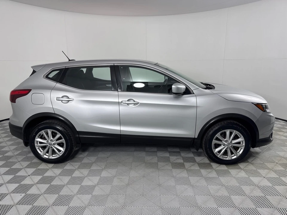 2017 Nissan Rogue - Image 4 of 12