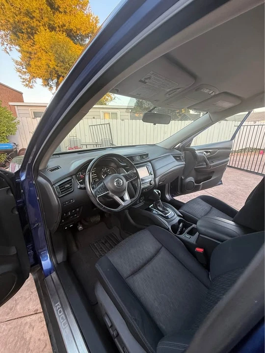 2017 Nissan Rogue - Image 11 of 17