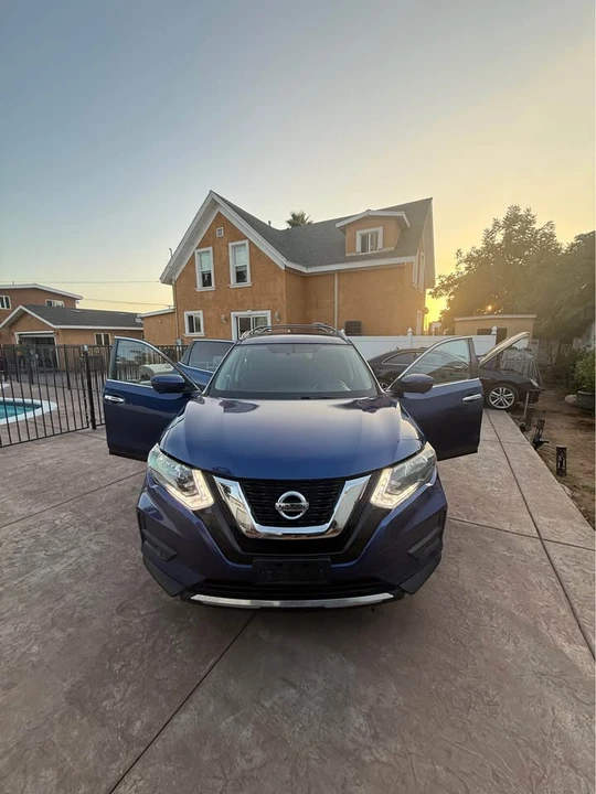 2017 Nissan Rogue - Image 2 of 17