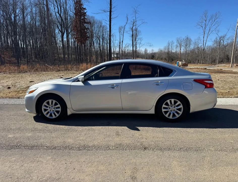 2017 Nissan Altima 5th Gen - Image 2 of 10