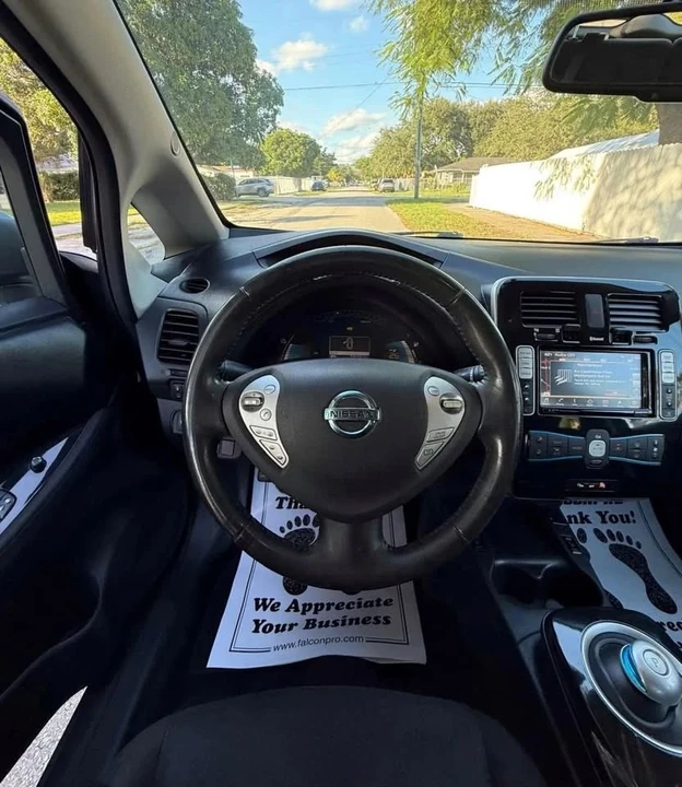 2017 Nissan Leaf - Image 12 of 18