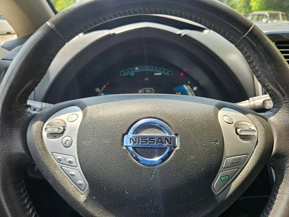2017 Nissan Leaf - Image 11 of 16