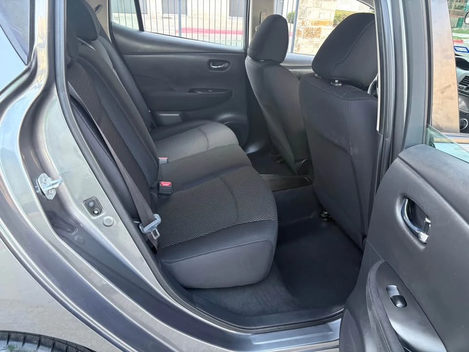 2017 Nissan Leaf - Image 16 of 20