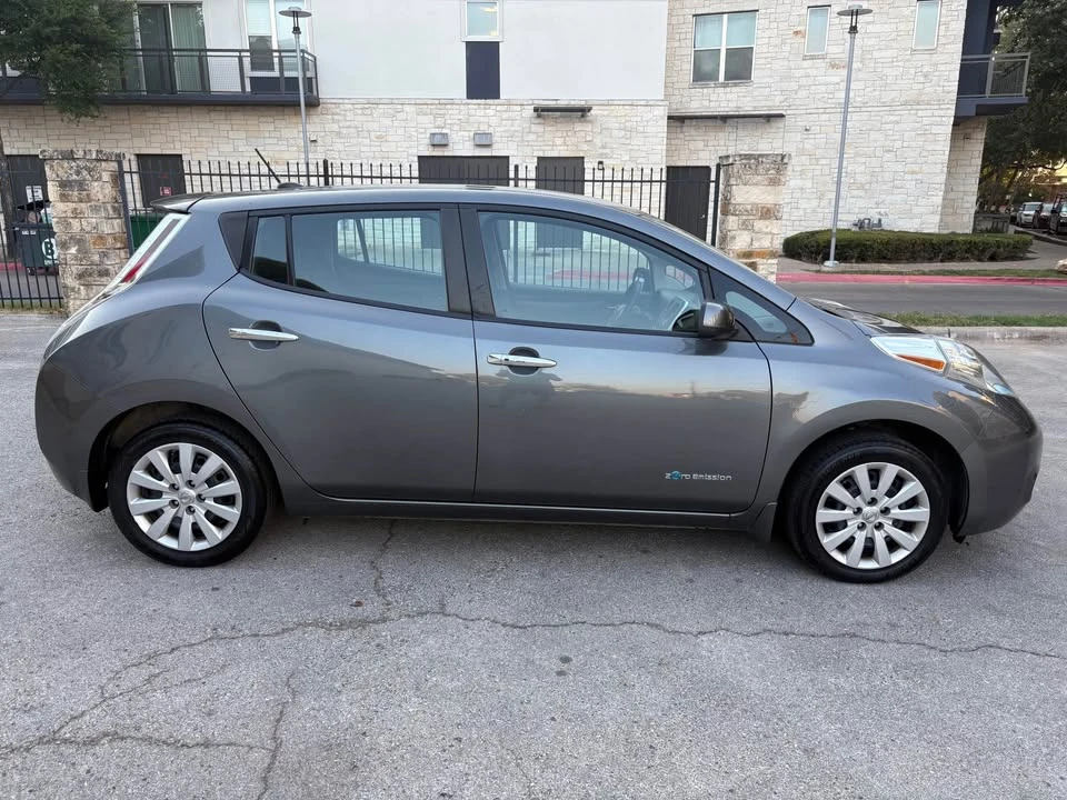 2017 Nissan Leaf - Image 9 of 20