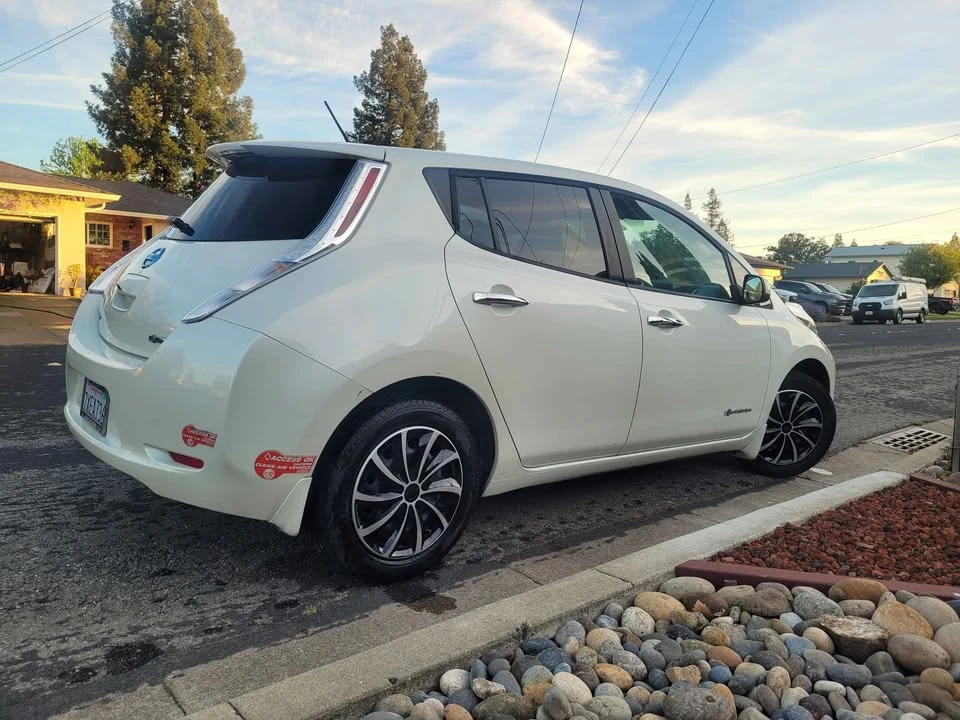 2017 Nissan Leaf - Image 4 of 14