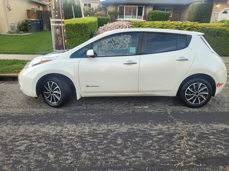 2017 Nissan Leaf - Image 2 of 14