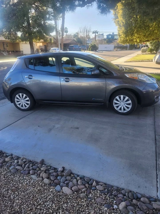 2017 Nissan Leaf - Image 2 of 10