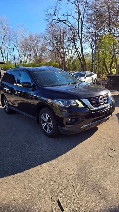 2017 Nissan Pathfinder 4th Gen - Image 2 of 9