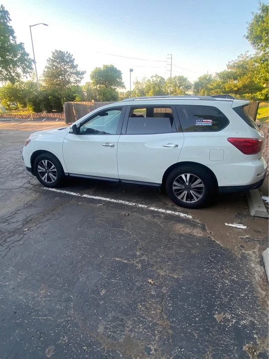 2017 Nissan Pathfinder 4th Gen - Image 2 of 5