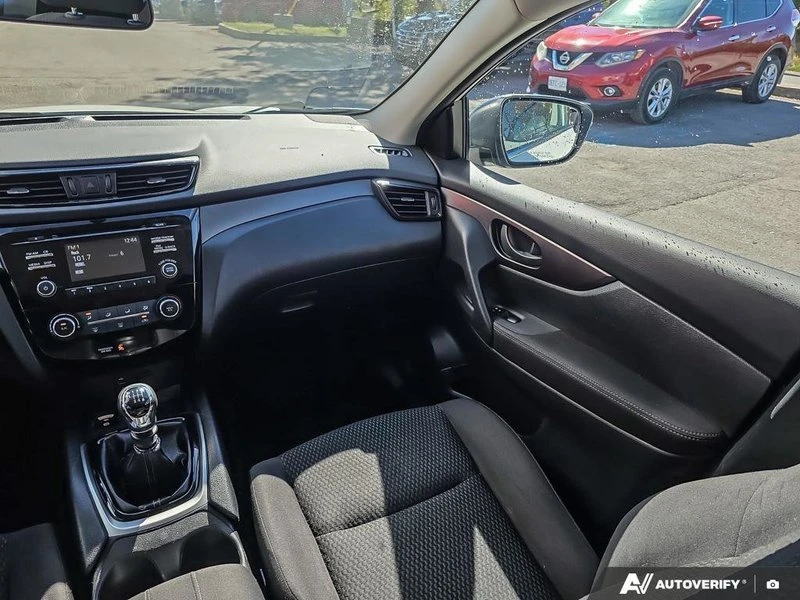 2017 Nissan Rogue - Image 17 of 20