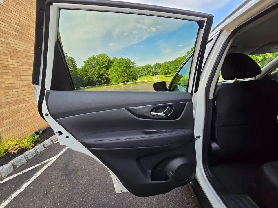 2017 Nissan Rogue - Image 15 of 18
