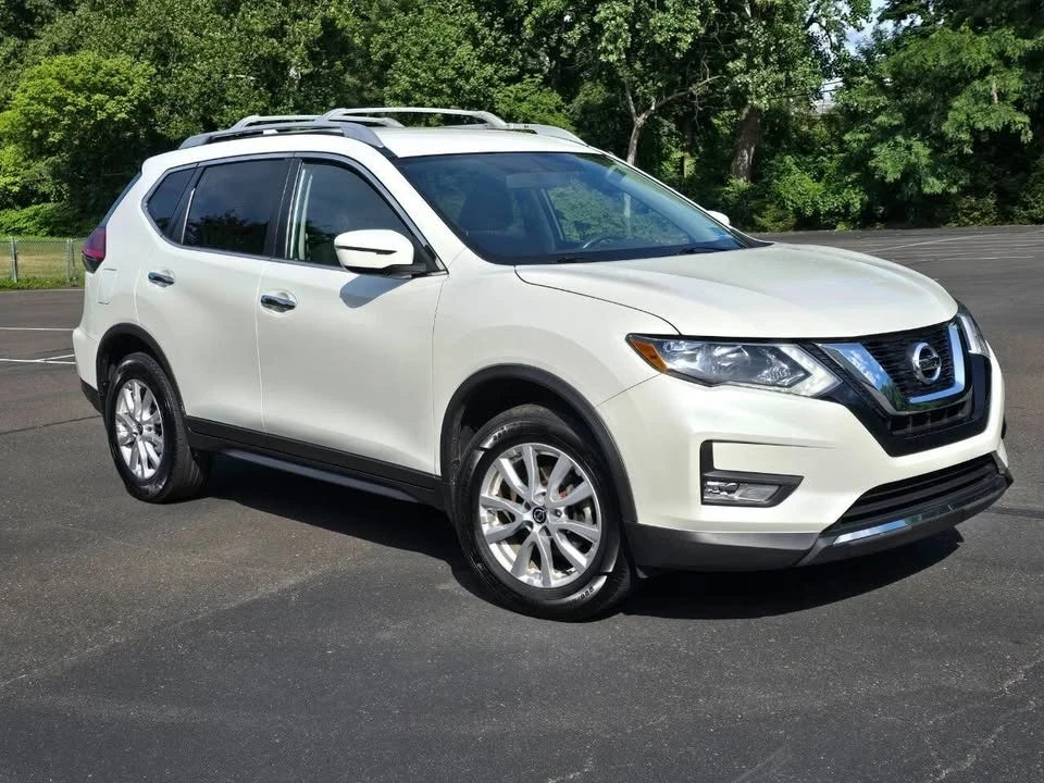 2017 Nissan Rogue - Image 10 of 18