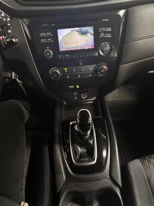 2017 Nissan Rogue - Image 10 of 13