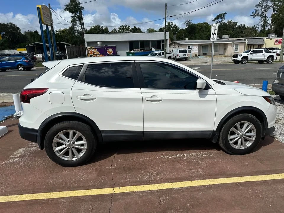 2017 Nissan Rogue - Image 6 of 15