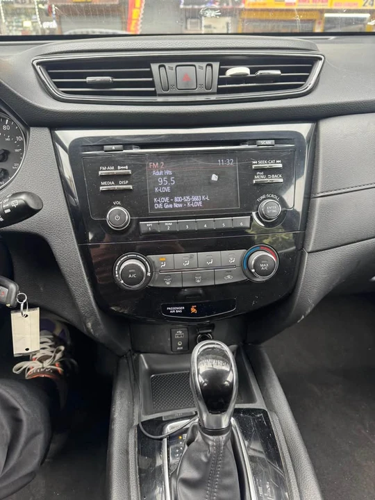 2017 Nissan Rogue - Image 15 of 16