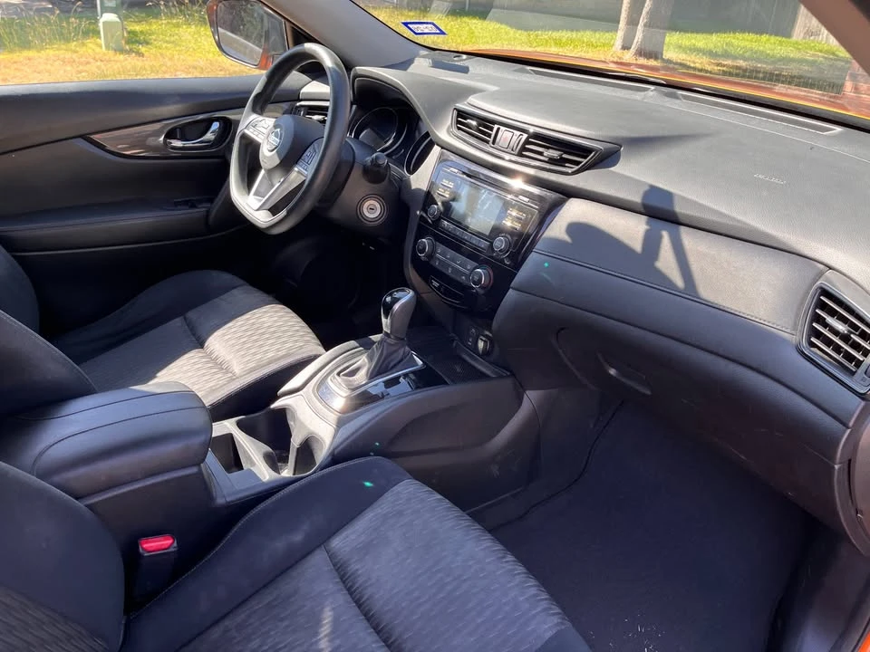 2017 Nissan Rogue - Image 6 of 8