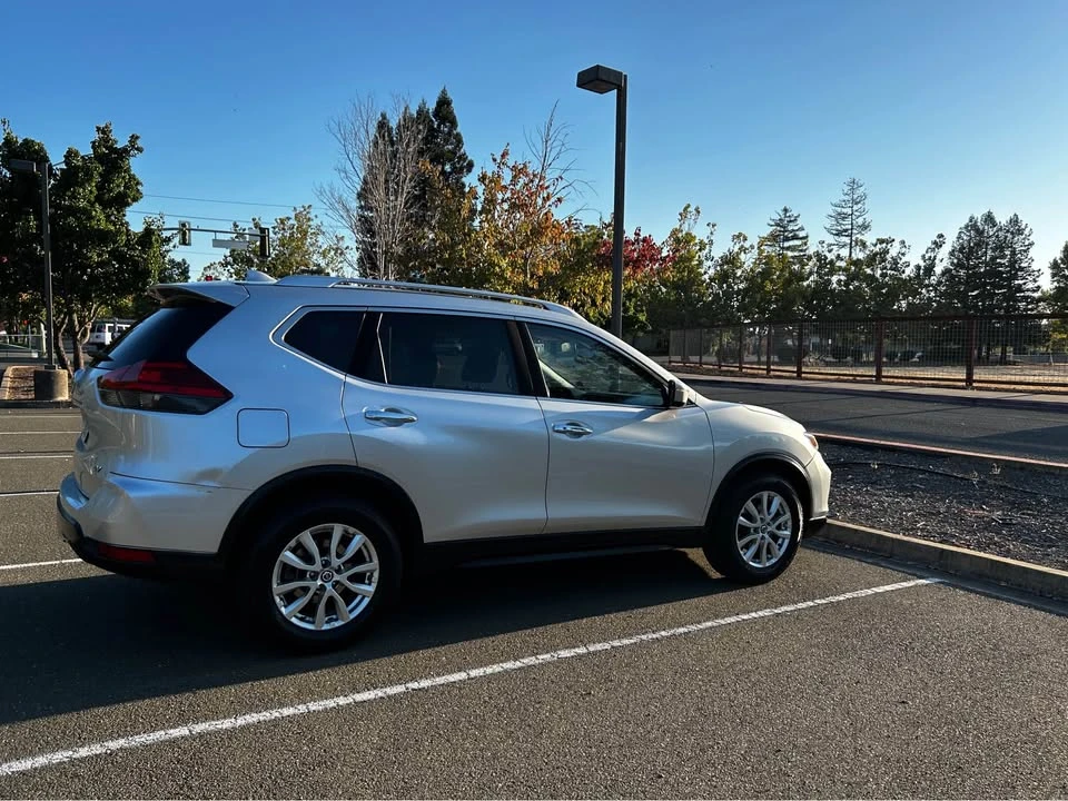 2017 Nissan Rogue - Image 3 of 12