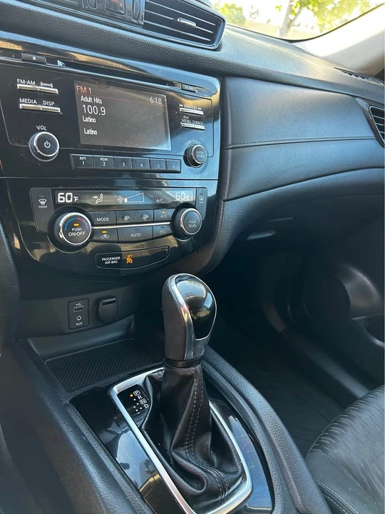 2017 Nissan Rogue - Image 9 of 12
