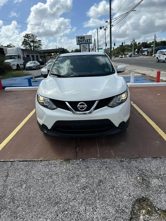 2017 Nissan Rogue - Image 8 of 15