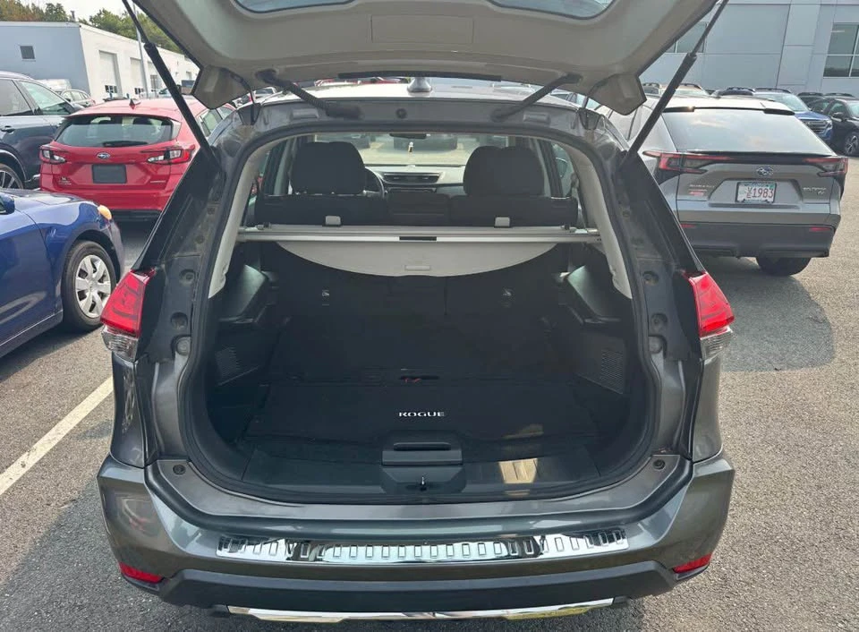 2017 Nissan Rogue - Image 11 of 12