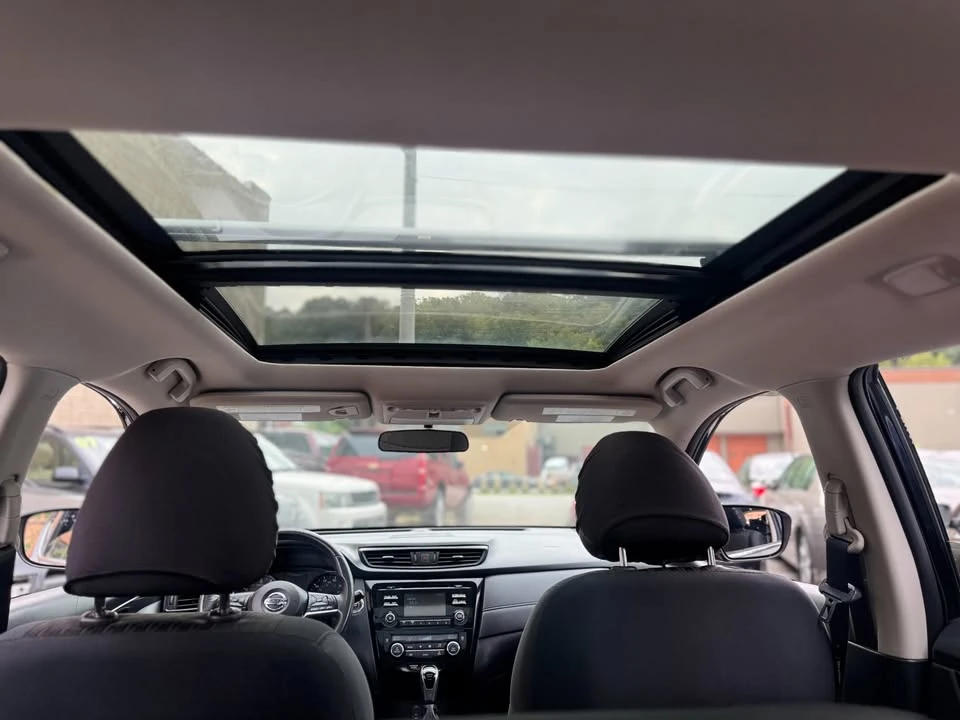 2017 Nissan Rogue - Image 17 of 18