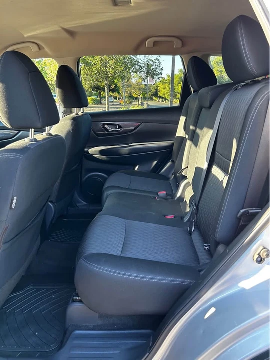 2017 Nissan Rogue - Image 11 of 12