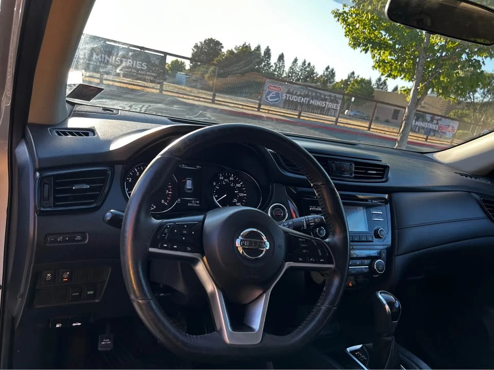 2017 Nissan Rogue - Image 8 of 12