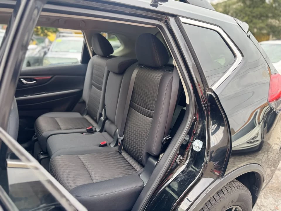 2017 Nissan Rogue - Image 10 of 18