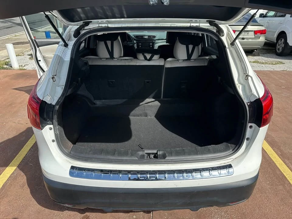 2017 Nissan Rogue - Image 14 of 15