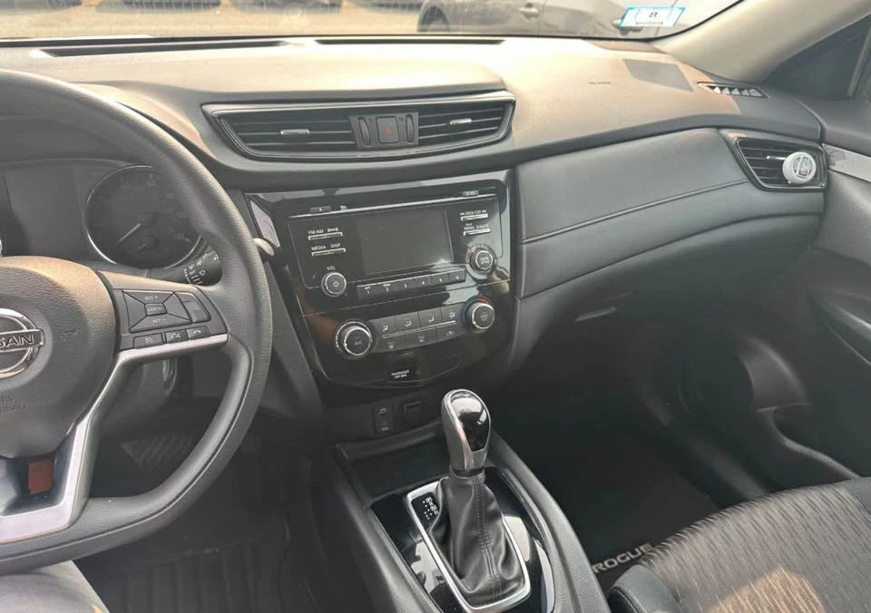 2017 Nissan Rogue - Image 6 of 12