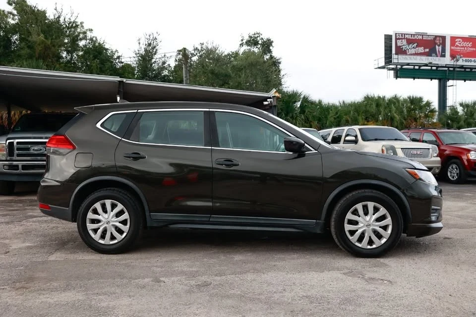 2017 Nissan Rogue - Image 5 of 10