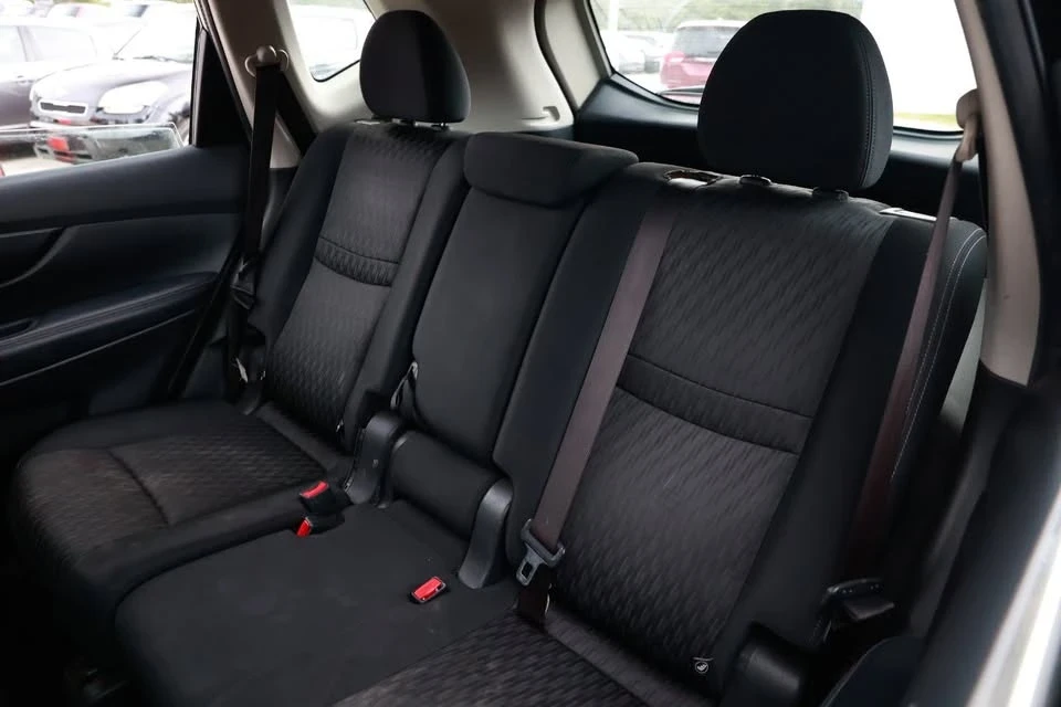 2017 Nissan Rogue - Image 7 of 10