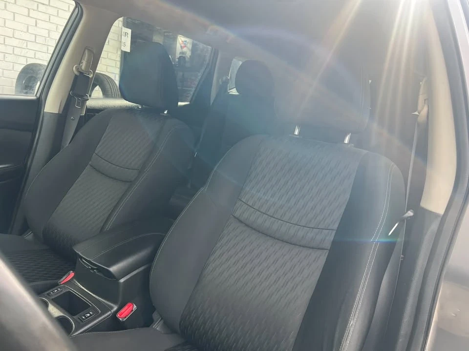 2017 Nissan Rogue - Image 11 of 12