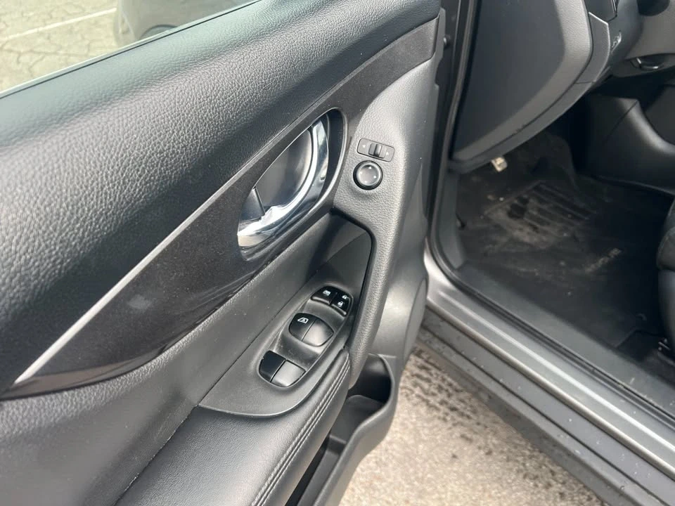 2017 Nissan Rogue - Image 6 of 12