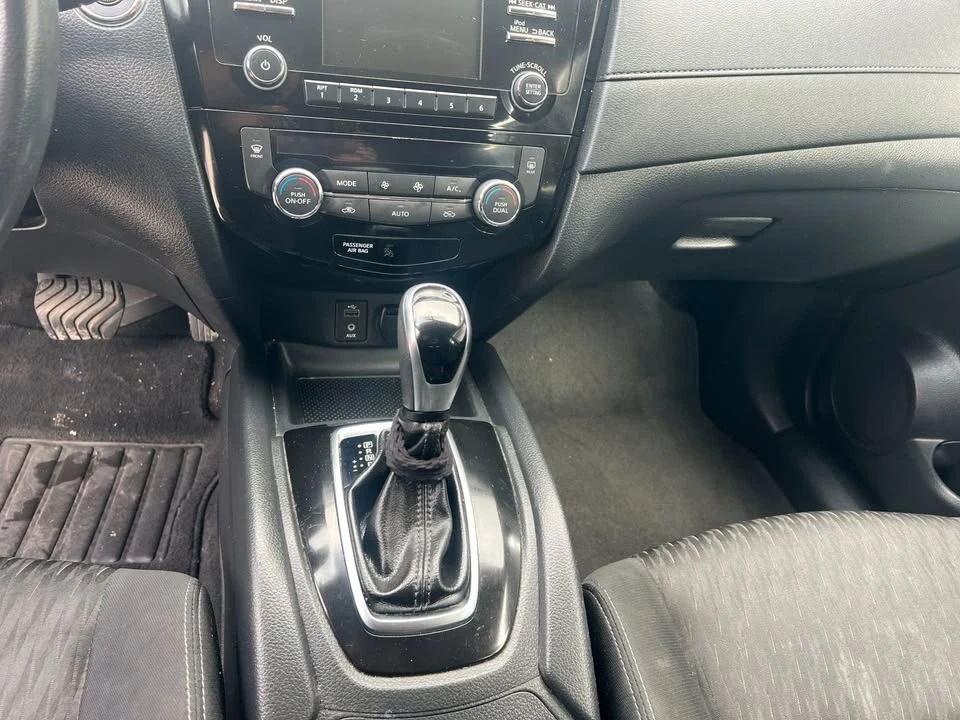 2017 Nissan Rogue - Image 10 of 12