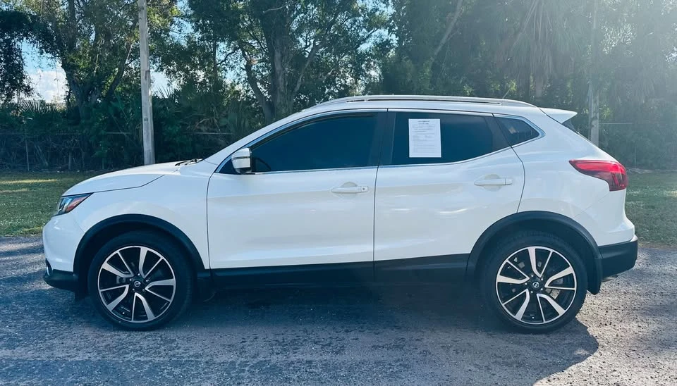 2017 Nissan Rogue - Image 2 of 7