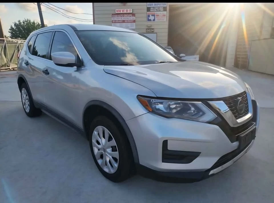 2017 Nissan Rogue - Image 2 of 9