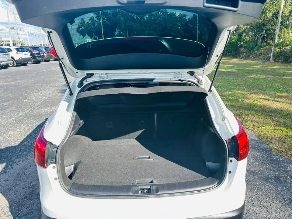 2017 Nissan Rogue - Image 4 of 7