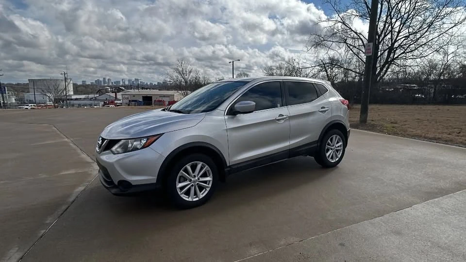 2017 Nissan Rogue - Image 7 of 10