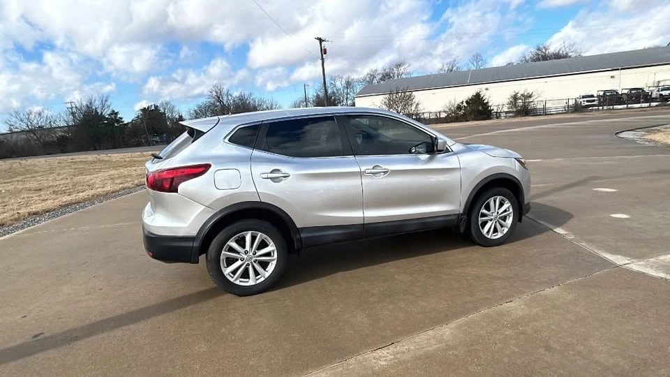 2017 Nissan Rogue - Image 6 of 10
